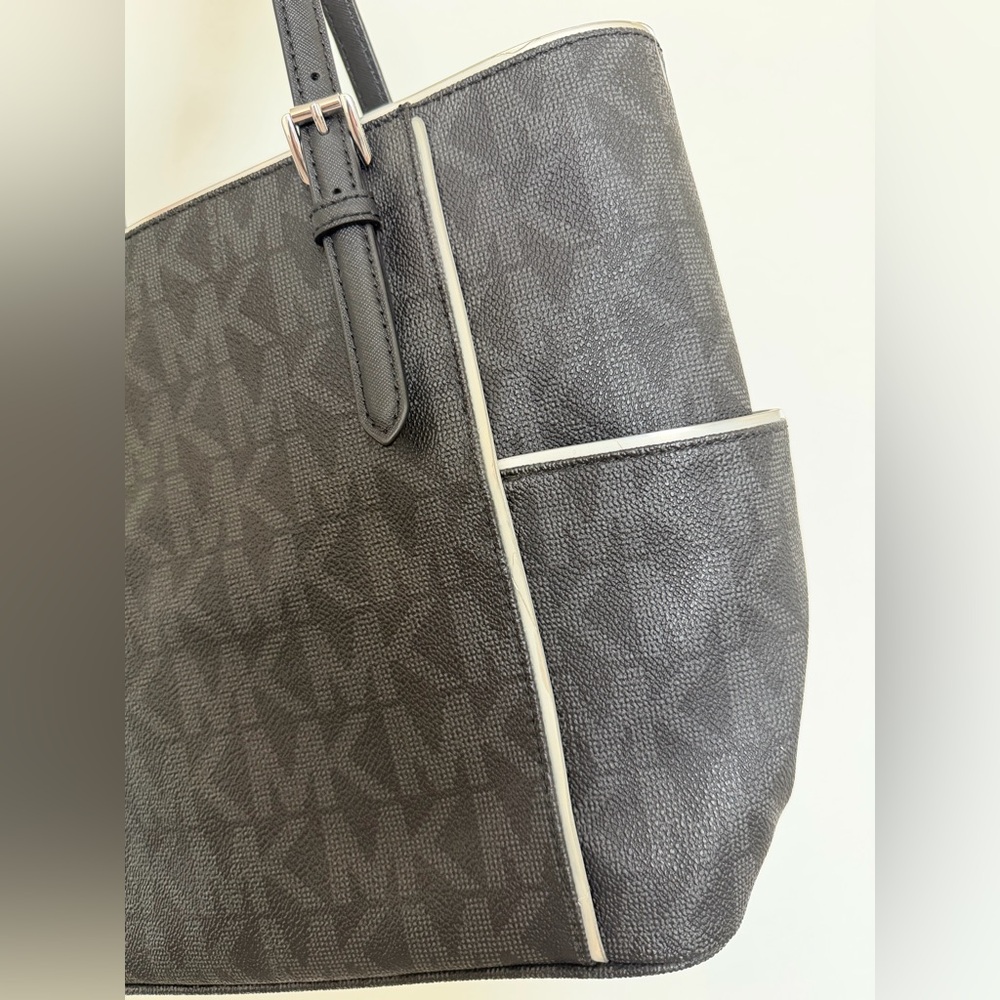 Michael Kors Black tote - Picture 4 of 7